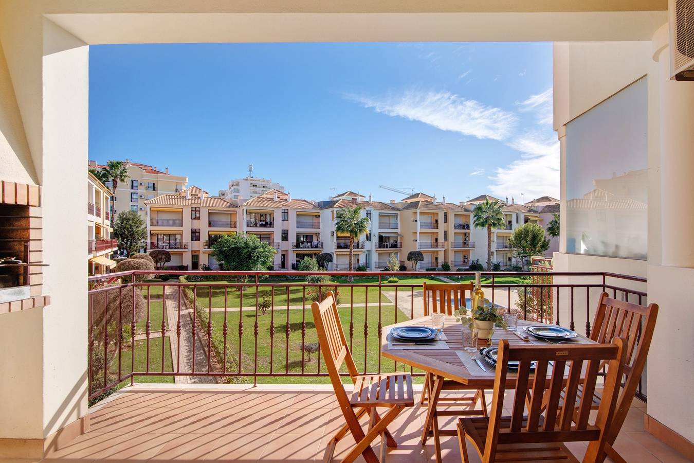 Ολόκληρο το διαμέρισμα, Apartment 'Cosy with Pool 1' with Shared Pool, Wi-Fi and Air Conditioning in Quarteira, Faro District