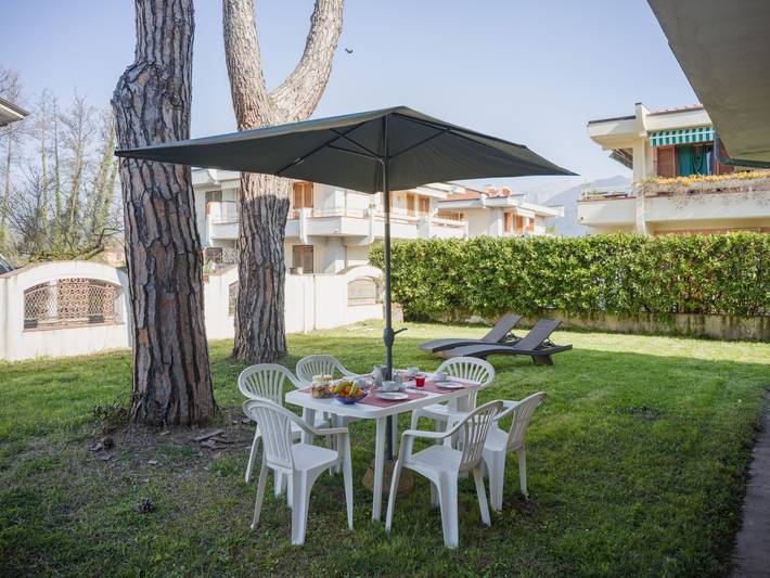 Ferienwohnung für 4 Personen, mit Terrasse und Garten in Marina di Massa - 2