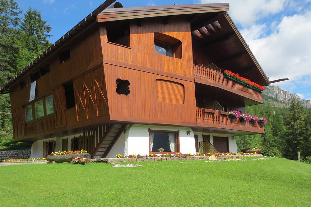 Ganze Wohnung, Cortina Amazing View! Luxury Chalet 5Min Walk to Center Cortina and Ski Facility in Cortina d'Ampezzo, Dolomiti Superski