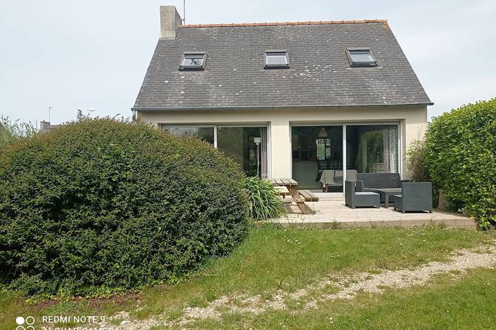 Location de vacances pour 4 personnes, avec terrasse et jardin à Plougoulm