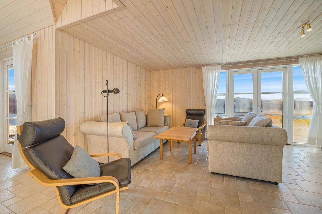 Schönes Reetdachhaus mit Sauna hinter den Dünen in Rindby, Wadden Sea National Park