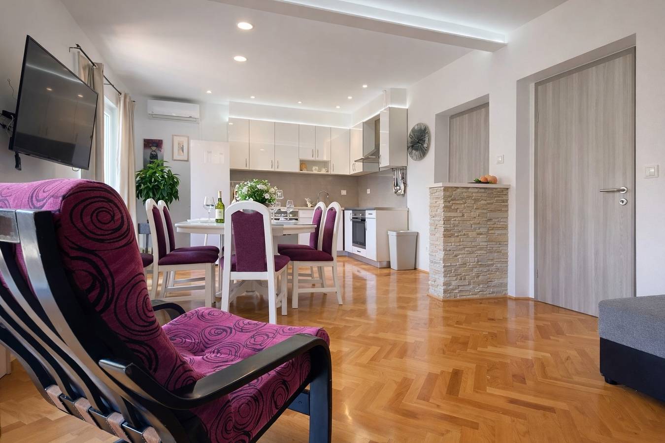 Ganze Wohnung, 2 Bedroom Apartment Karla A1 for 6 person in Stanići near city Omiš  in Stanici, Omis-Riviera