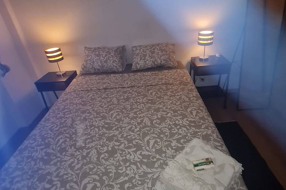 Apartamento inteiro, Apartamento na varanda com uma visão clara de lojas e estações de trem / metrô a 5 m a pé in Venteira, Costa de Lisboa