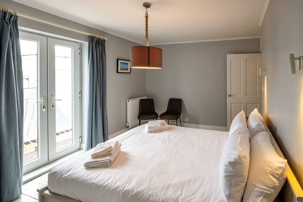 Crag’s Nest  -  Seafront/Sea View Apartement - sleeps 4 guests  in 2 bedrooms in Aldeburgh, Suffolk