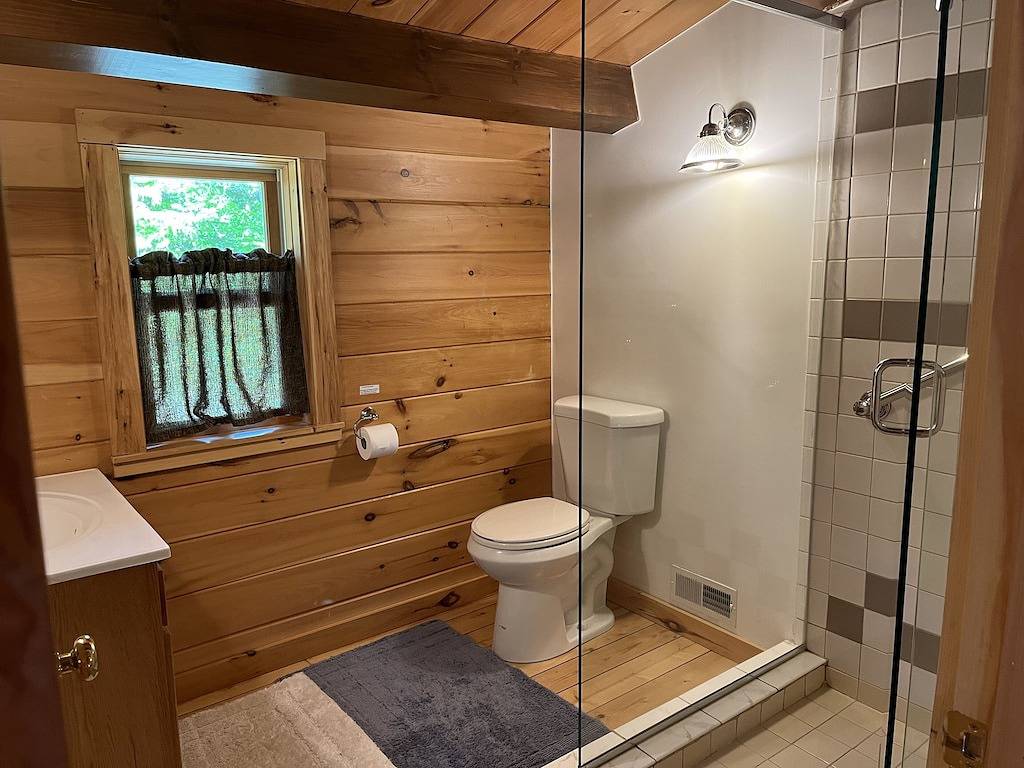 Abgeschiedenes Blockhaus 1/3 mi. von Aufzügen / Lodge. Wasserfälle, Aussicht, Teich, Privatsphäre. in Dover (VT), Mount Snow