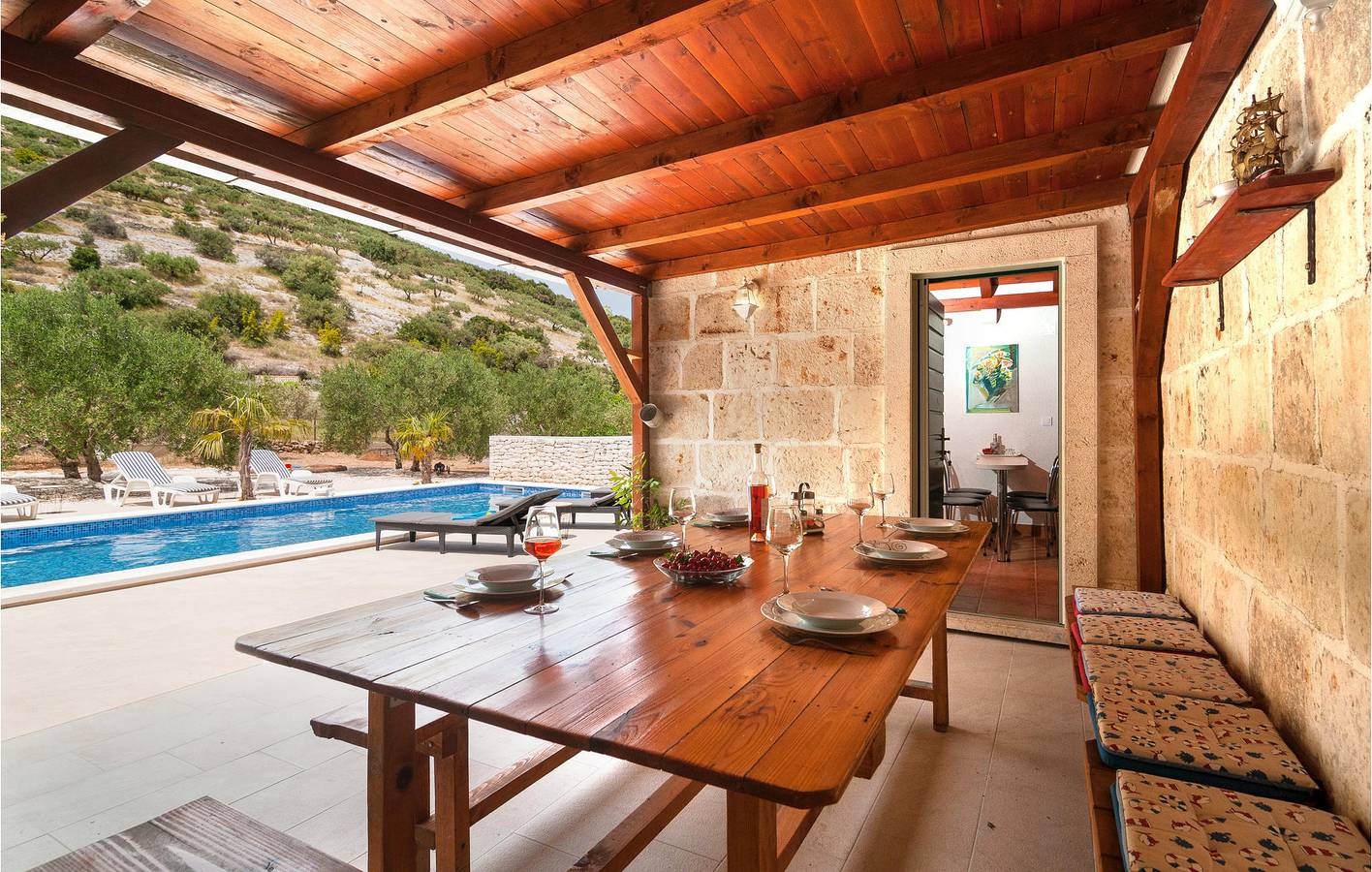 Reizende Ferienwohnung mit Pool, Terrasse und WLAN – 2 km vom Strand entfernt in Postira, Brac