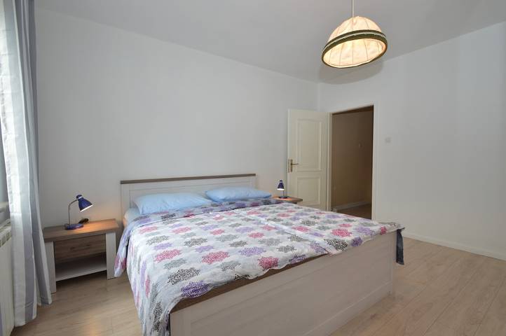 Ganze Wohnung, Apartment Ana 1 in Mali Lošinj, 100 m vom Strand Zagazinjine und 500 m vom Stadtzentrum entfernt. Die Wohnung verfügt über zwei Schlafzimmer, eine Küche, ein Wohnzimmer, ein Badezimmer, einen großen Garten mit Terrasse und Grill sowie einen gesicherten Parkplatz vor dem Haus. in Mali Lošinj, Lošinj (Kvarner Bucht)