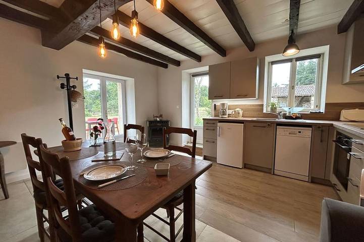 Gîte pour 2 personnes, avec Terrasse ainsi que Jardin et Piscine à Esse