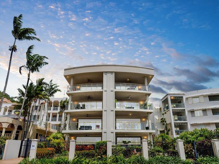 Apartamento entero, Apartamento de 3 dormitorios frente a la playa con piscina y vistas impresionantes al mar in Trinity Beach, Cairns