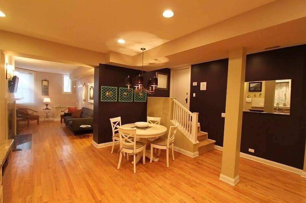 Ganze Wohnung, Vintage Condo mit Whirlpool, Kamin und offenem Grundriss. Mins. nach Lak in Chicago, Cook County