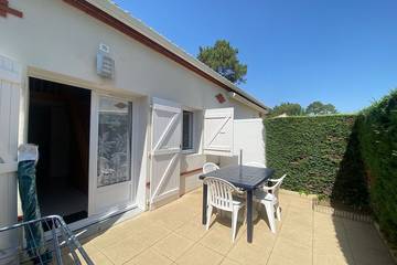 Gîte pour 4 personnes, avec piscine et terrasse dans Plage de la Grière
