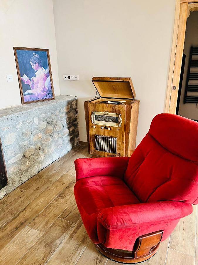 Gîte pour 3 personnes, avec piscine et jardin ainsi que terrasse et vue dans Le Poët
