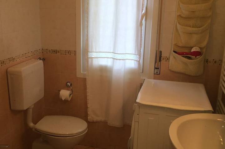 Ganze Wohnung, Haus Greta 5 Minuten zu Fuß von schönen Stränden und Radweg. Balkon in Taggia (stadt), Taggia