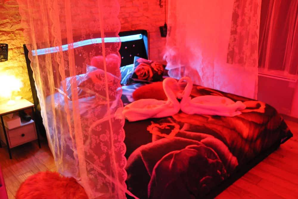 Love Room Le Secret du Pigeonnier Jacuzzi and Hammam - Gorges de l'Aveyron in Lavaurette, Macizo Central