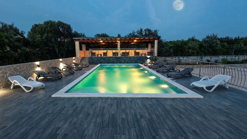 Ferienwohnung für 4 Personen, mit Balkon und Terrasse sowie Garten und Pool in Marina