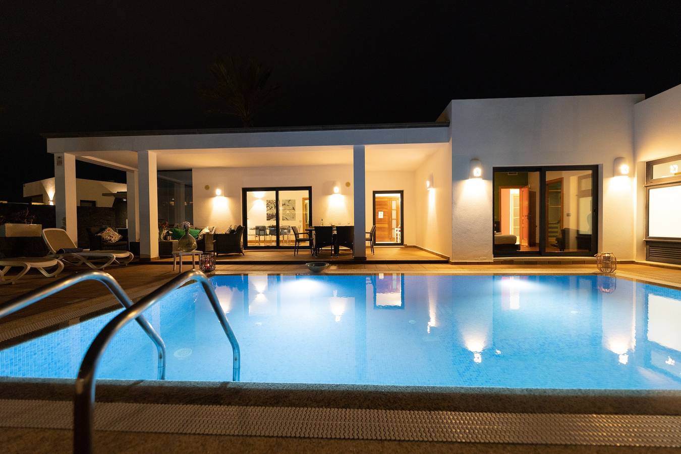Moderne villa vlak bij het strand met zwembad, sauna, jacuzzi en terras in Playa Blanca, Yaiza