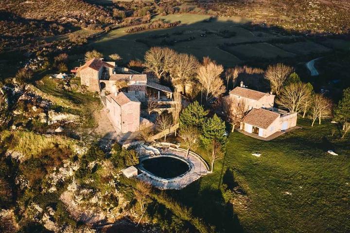 Location de vacances pour 6 personnes, avec vue ainsi que piscine et terrasse à Blandas