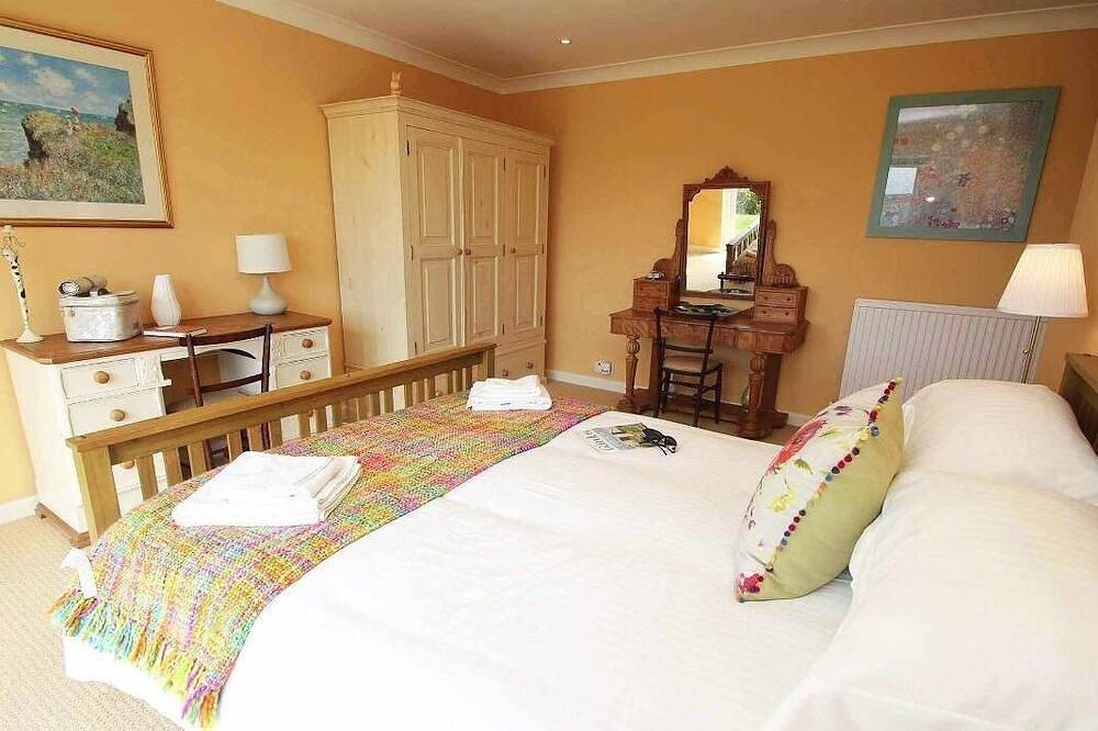 Windrush, pet friendly, country holiday cottage in Newquay in Mawgan Porth, South West England