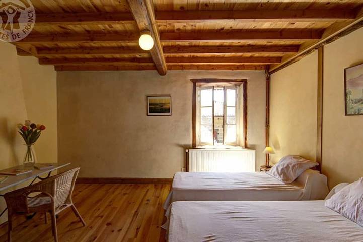 Gîte pour 10 personnes, avec jardin dans Saint-Martin-la-Sauveté - 4