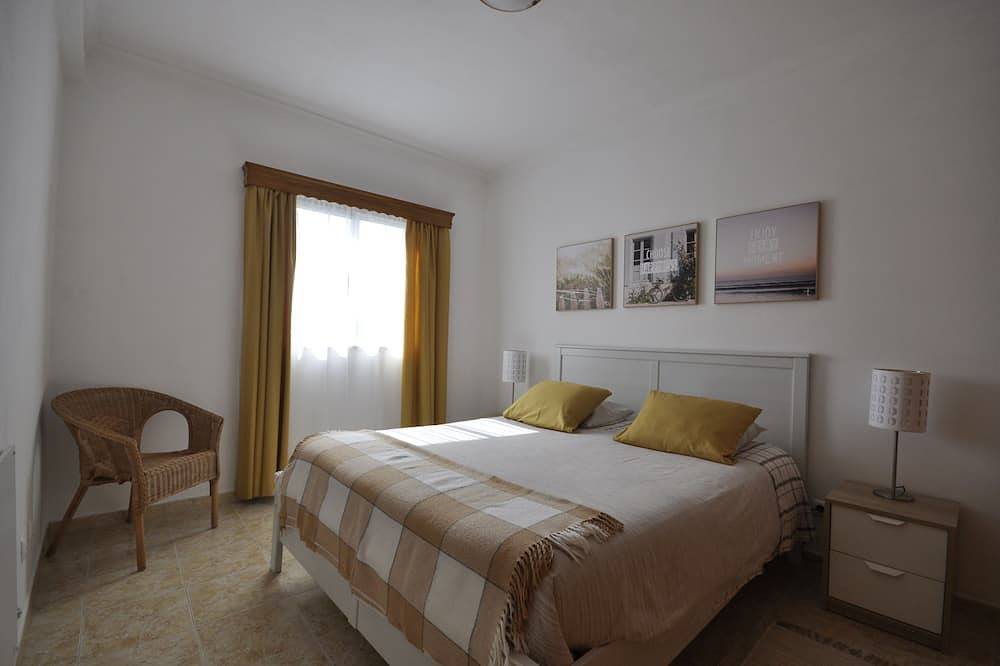 Schönes Ferienhaus mit Terrasse in der Nähe von Zavial in Raposeira, Vila do Bispo e Raposeira