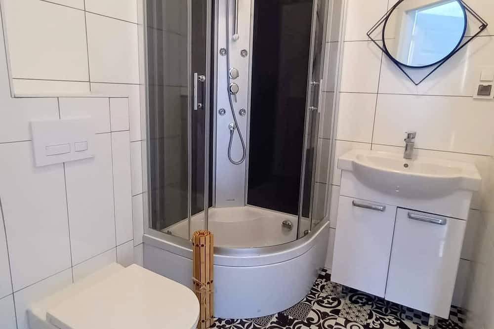 Ganzjähriges Ferienhaus am Wald, See, Ostsee – Sauna, Pool, Hot Tub in Powiat Koszaliński