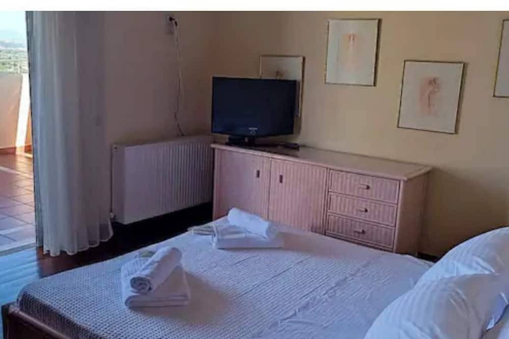 Athenian Country House Retreat. in Porto Rafti, Markopoulo-Mesogaia