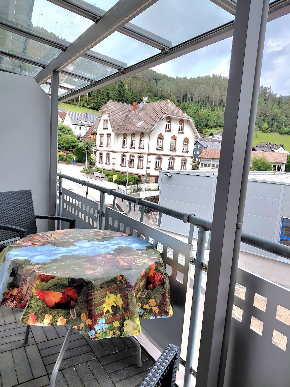 Doppelzimmer 12 – mit Dusche und Wc, Bergblick, Balkon , Gemeinschaftsterrasse & Wlan in Hornberg, Mittlerer Schwarzwald