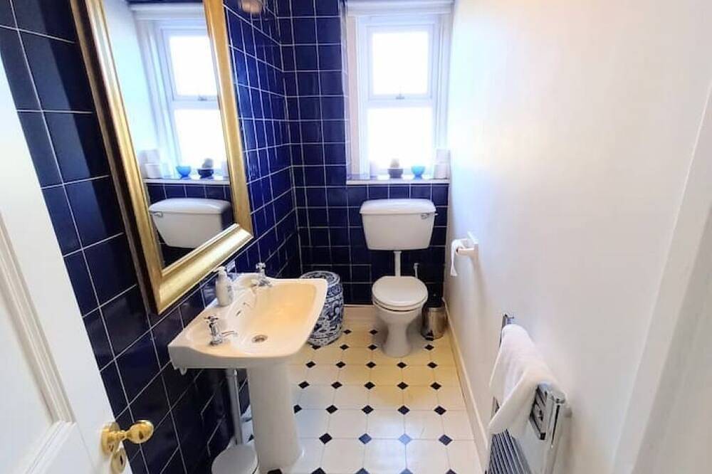 Self Catering Apartment (South Wing) at St Andrews House Prestwick sleeps 5\n\n in Firth Of Clyde