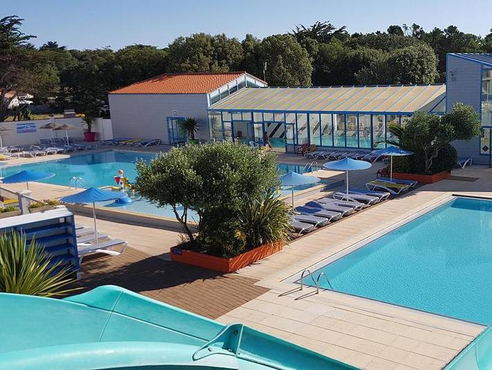 Camping pour 4 personnes, avec Jacuzzi et Bassin pour enfant