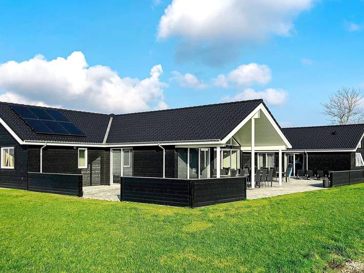 Ferieudlejning for 26 personer, med Jacuzzi og Terrasse såvel som Pool og Sauna i Grenaa