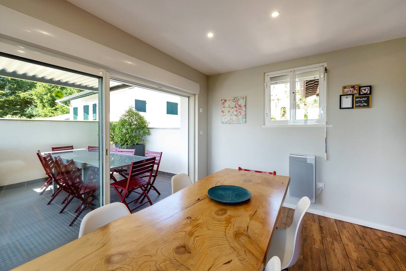 Entire apartment, Holiday Apartment "12 Guests 5km from Hendaye Beach" with Sea View, 2 Terraces & Wi-Fi in Urrugne, Bayonne region