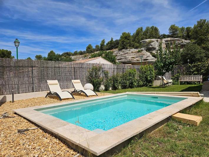 Location de vacances pour 6 personnes, avec jardin ainsi que piscine et vue à Beaumettes