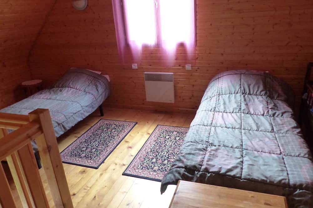 Chalet  6 personnes.Ombragé l'été. Animaux acceptés.Parking privatif ombragé. in Neussargues-Moissac, Région de Saint-Flour