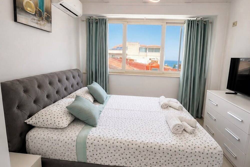 Apartamento entero, Cozy accommodations right in the heart of the city and just a stone's throw from the sea. in Capo d'Orlando, Provincia de Messina