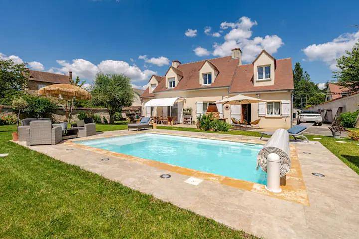 Gîte pour 3 personnes, avec vue ainsi que jardin et piscine à Rozay-en-Brie