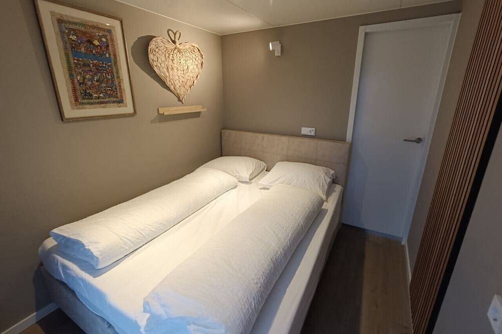 Houseboat with Rooftop Terrace. Close to Ams. in Vinkeveen, Groene Hart