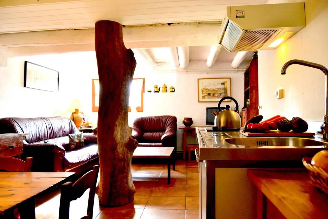 Appartement entier, Appartement "Casa Cueva De Piedra" avec vue sur les montagnes, piscine partagée et Wi-Fi in Castellterçol, Barcelone l'intérieur des terres