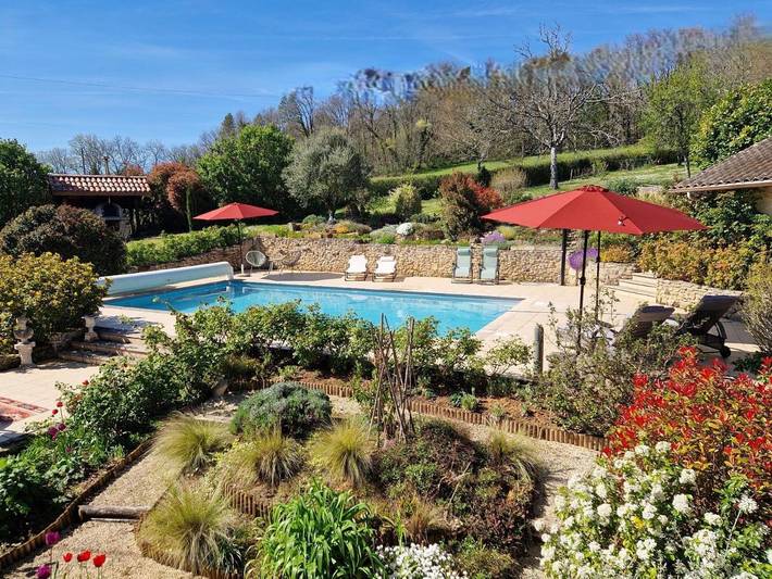 Gîte pour 2 personnes, avec vue ainsi que jardin et piscine à Veyrines-de-Vergt