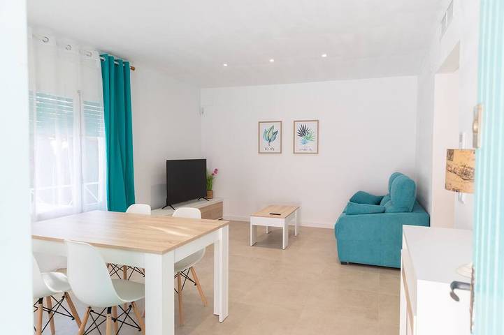 Chalet ideal para familias a 1 minuto de la playa. (Parking propio) in Platja del Gurugú (Benicarló), Benicarló