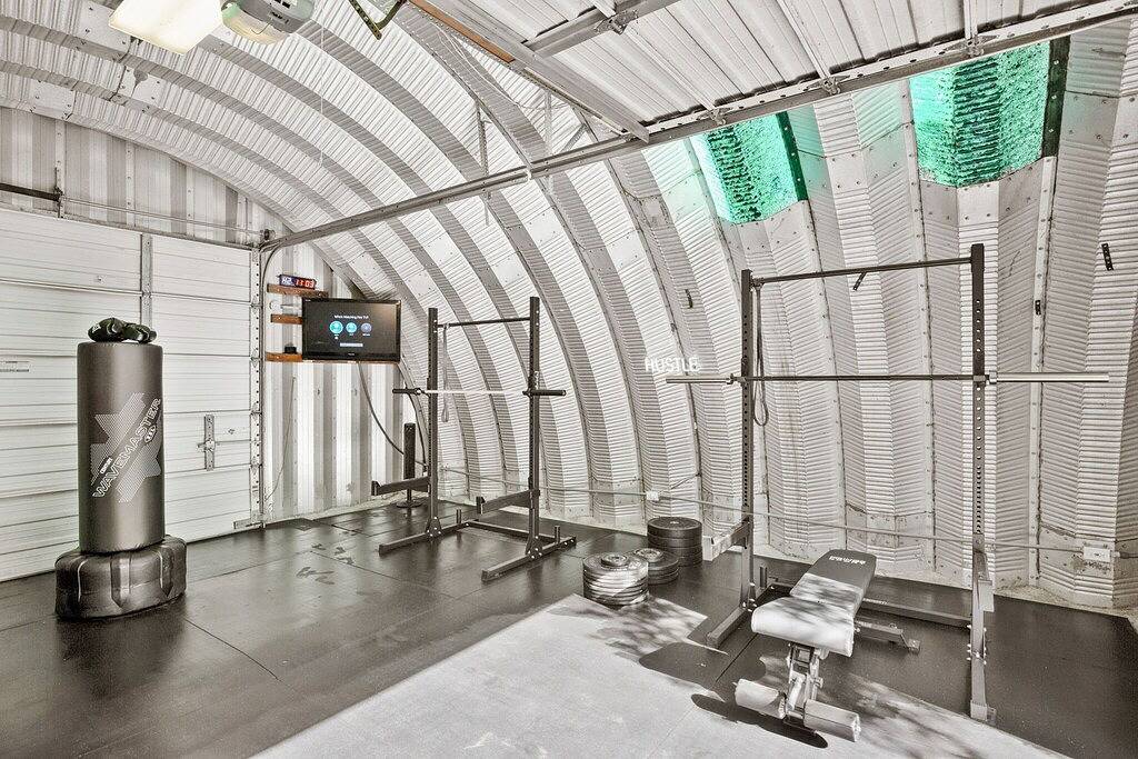 Stylish themed cabin w/hot tub, gym, sauna, and cold plunge in Lake Travis