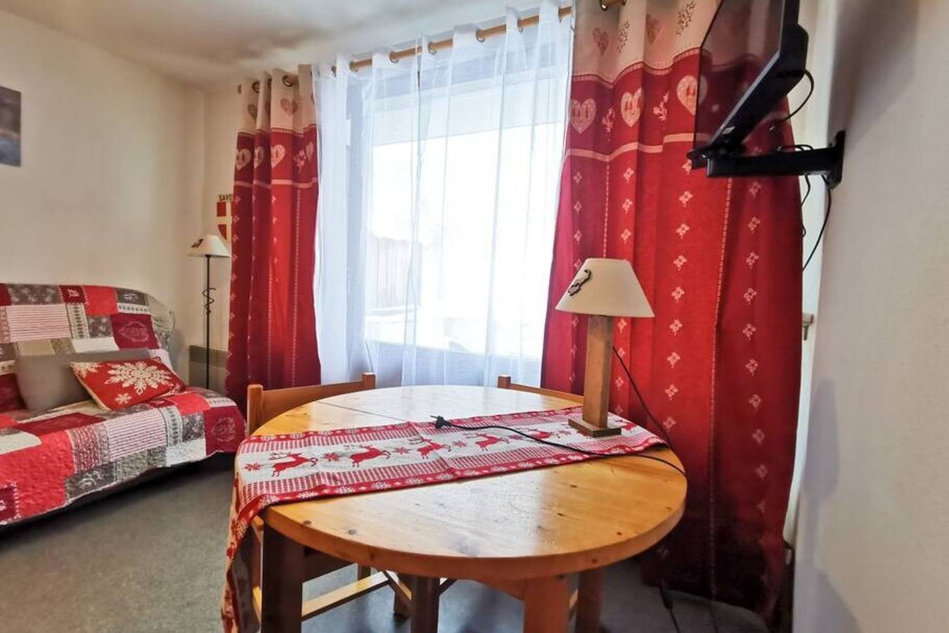 Appartement entier, Appartement familial au pied des pistes - Piscine été in La Féclaz, Les Déserts