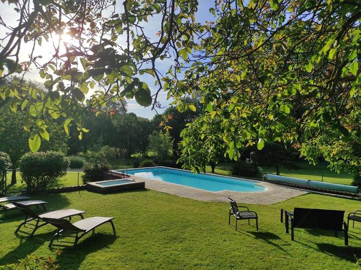 Location de vacances pour 4 personnes, avec jardin ainsi que vue et piscine à Saint-Juire-Champgillon