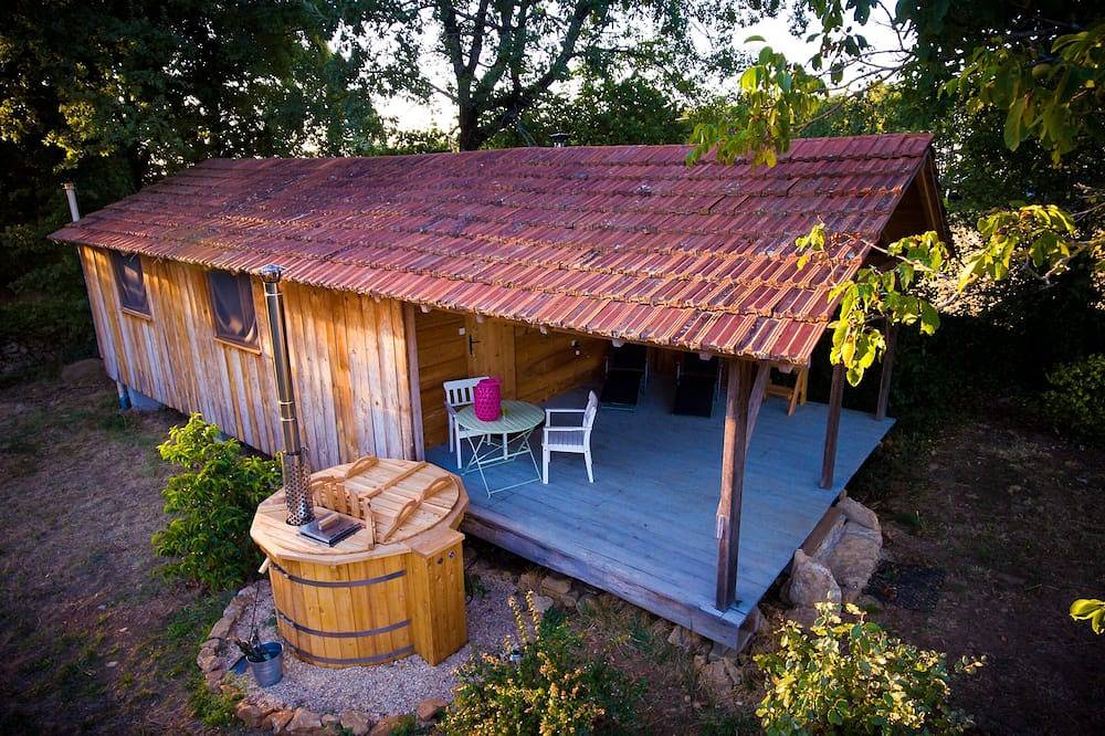 Jolie cabane dans de beaux jardins avec poêle à bois et bain à remous / jacuzzi nordique. in Espinas, Tarn-et-Garonne