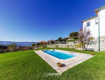 Hôtel pour 3 personnes, avec piscine ainsi que jardin et vue dans Riba de Mouro