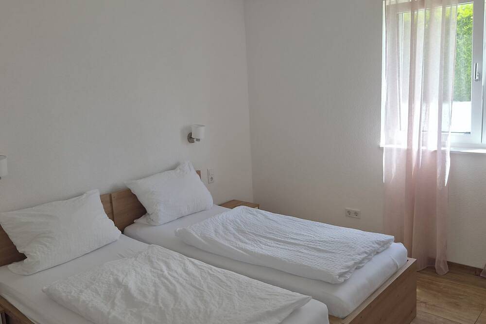 Ganze Wohnung, Ferienwohnung mit Terrasse direkt am Hesselberg in Gerolfingen, Romantische Straße