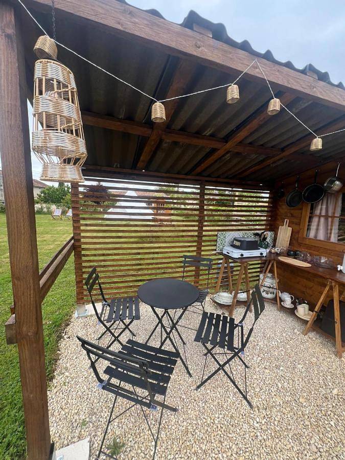Location de vacances pour 4 personnes, avec vue et terrasse ainsi que jardin et piscine, animaux acceptés à Savigné - 2