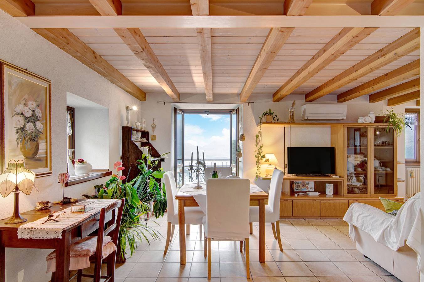 Appartamento intero, Appartamento "Chalet Brenzio" con vista lago, idromassaggio in comune e Wi-Fi in Brenzio, Gravedona ed Uniti