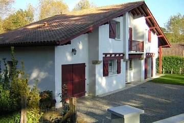 Location de vacances pour 12 personnes, avec jardin et balcon, animaux acceptés à Espelette