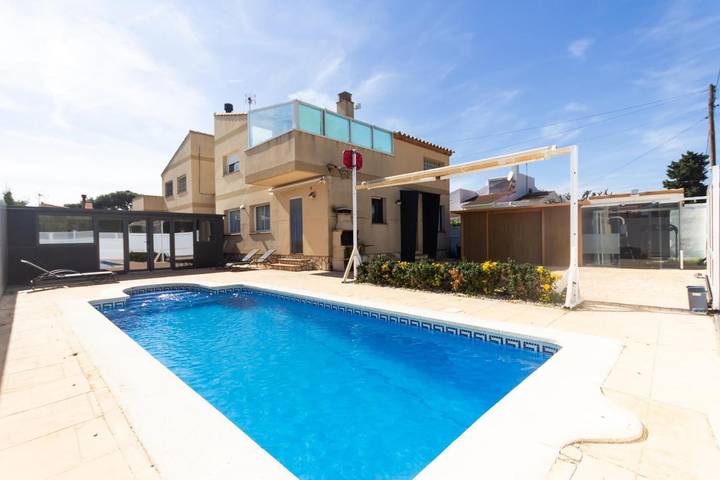 Chalet pour 9 personnes, avec terrasse ainsi que jardin et piscine à L'Ametlla de Mar