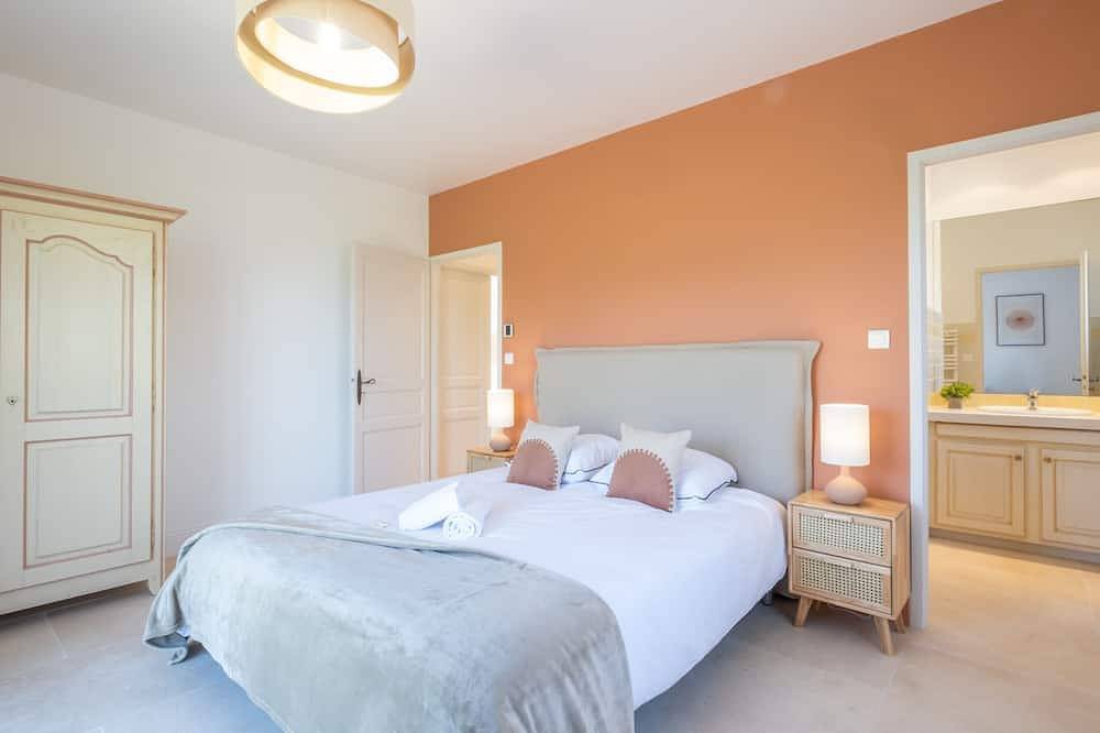 Jewel of 280m² with Infinity Pool in Absolute Calm in Roquefort-les-Pins, Cannes region